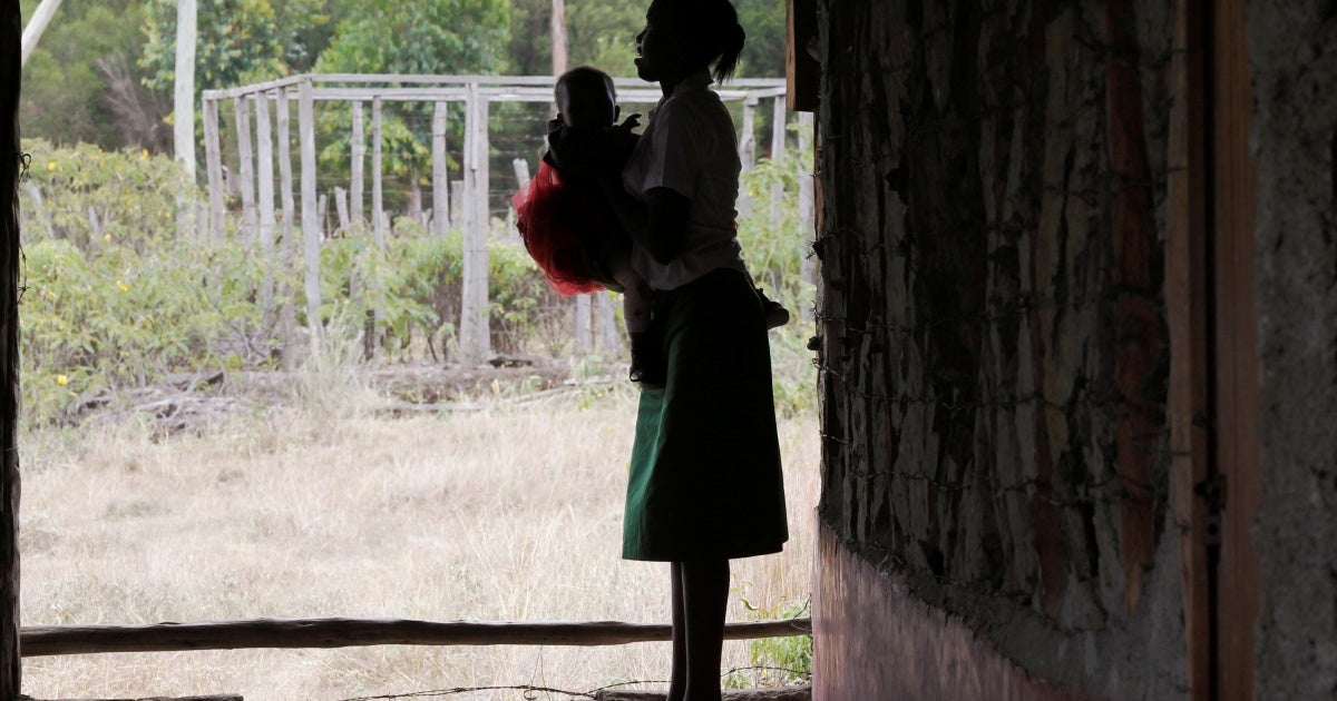 Tens of thousands of African girls drop out of school every year, many because they are pregnant or have a young child. The African Union should adopt guidelines to protect the rights of pregnant and parenting girls. trib.al/ZNyg8Yi