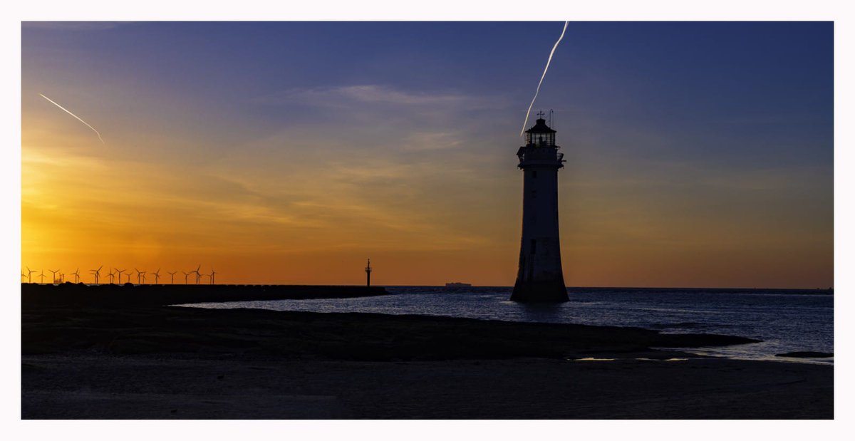 #BeautifulLCR | Perch Rock lighthouse, New Brighton, Wirral 📍 📸Eddie Boyd #SunsetViews #Wirral #NewBrighton