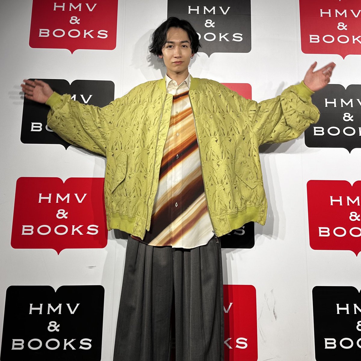 HMV &BOOKS
メモリアルパンフレットお渡し会
ありがとうございました！！

たくさんお話出来て良かったです！

いっぱいのありがとうを込めて！❤️‍🔥

そしてお手紙
プレゼントも受け取りました。
大事に使います😊

明日舞台に来てくださる方々は
お気をつけて劇場に！

#CIAcube  
#ちょーLIVE