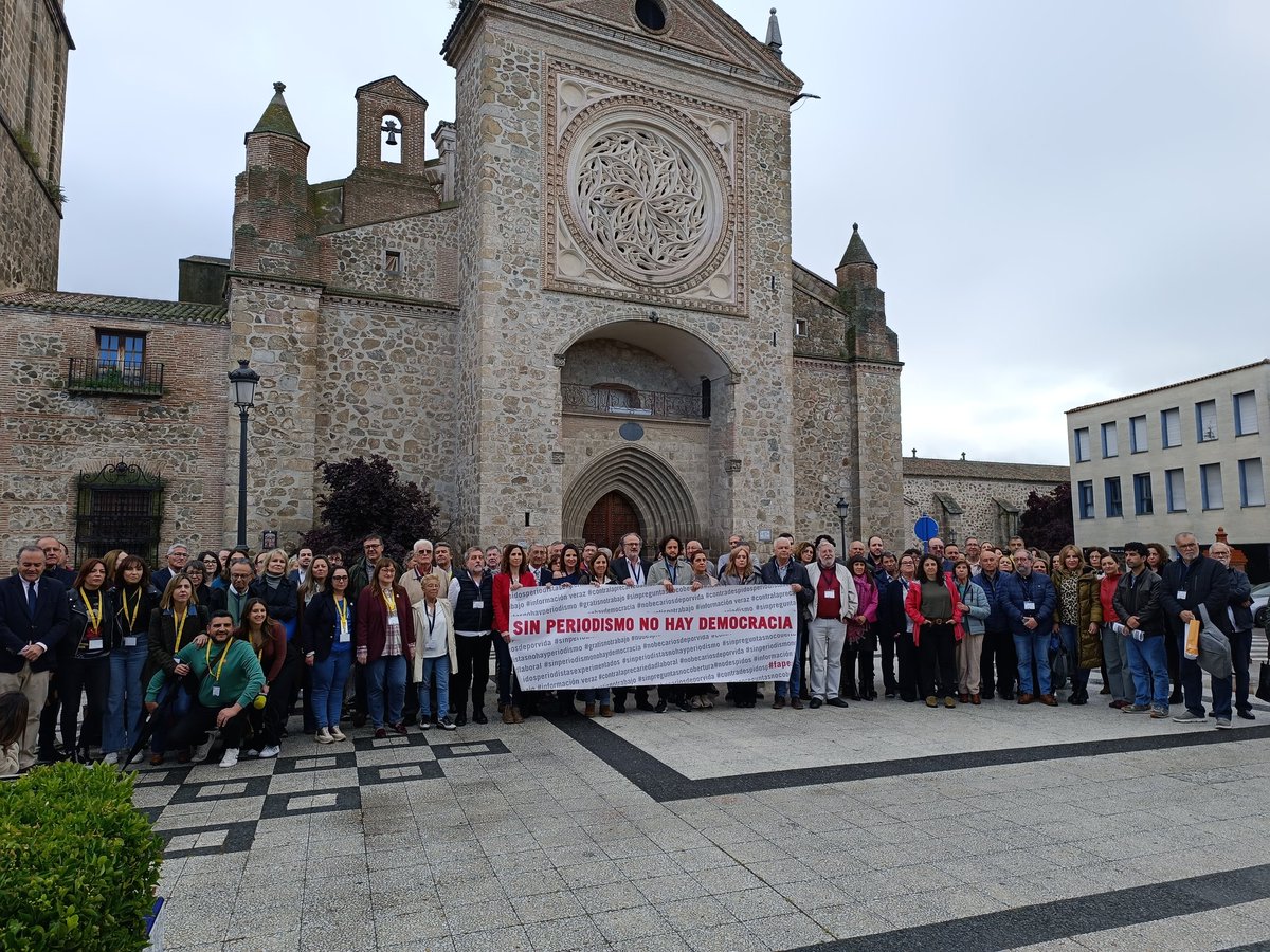 Concentración previa a la #AsambleaFAPE para reivindicar los derechos de los periodistas como la libertad de expresión y de información y subrayando la defensa del periodismo veraz frente a la desinformación #sinperiodismonohaydemocracia