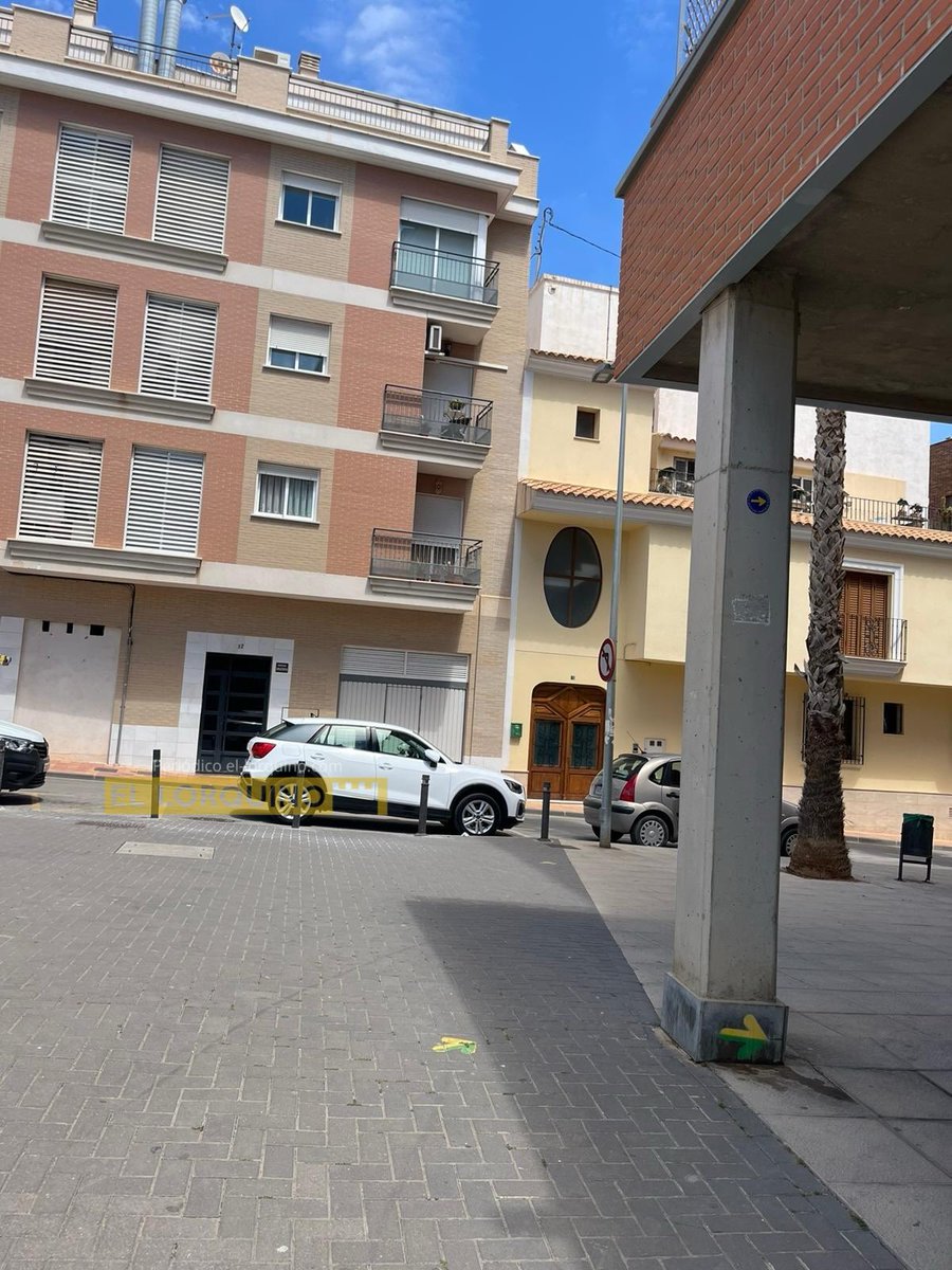 3 marroquíes (1 hombre y 2 mujeres) le roban todo el dinero de su pensión, 800€ a una anciana de 75 años en Lorca(Murcia)
La mujer se metió en el ascensor de su edificio al venir del banco de retirar la pensión y allí se la robaron.
…De abuelos a menores, no respetan a nadie🤦‍♂️