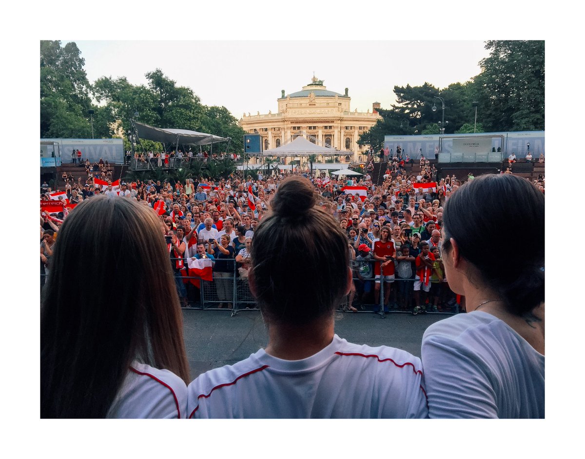Wien Rathausplatz Frauen-Nationalteam 😍#Fundstücke