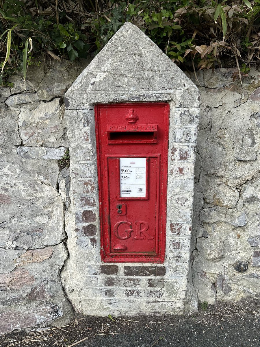 👀 #Plympton #Devon A George V postbox, nicely dating this area of what was then new housing. #PostboxSaturday