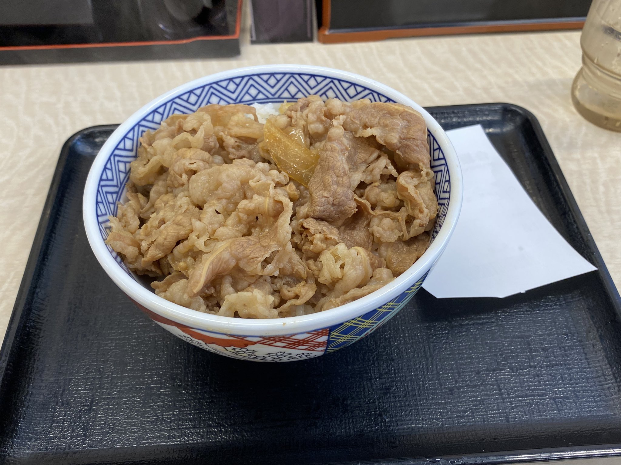 丼！ ゼンショーHD、なか卯で「サーモンいくら丼」を販売開始 - 日本