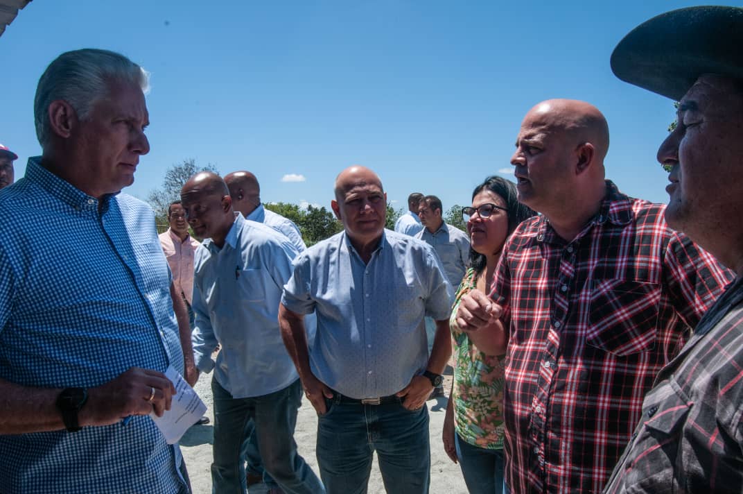 Continúan los recorridos del Presidente @DiazCanelB y @DrRobertoMOjeda por varios territorios de la región central del país, impulsando los principales programas en el orden político y social. Siempre en estrecho vínculo con el pueblo. #EstaEsLaRevolución #GenteQueSuma