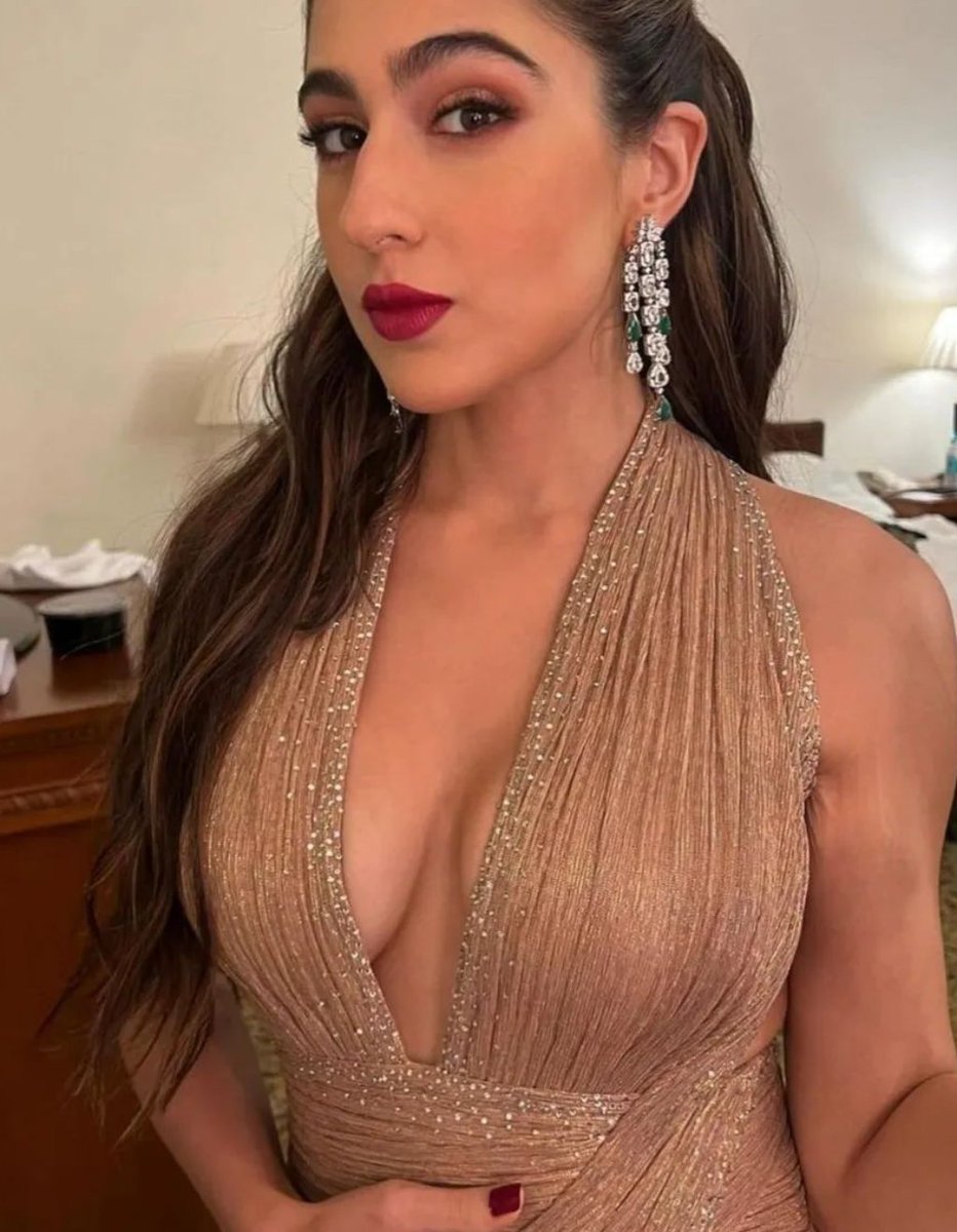 #SaraAliKhan  👅