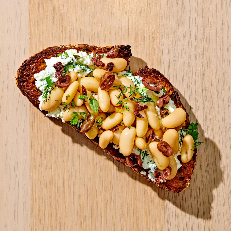 Cannellini beans are rich in protein, fiber, and various vitamins like iron, folate, and magnesium. Herbed ricotta adds protein and calcium. Awesome to try👌
eatingwell.com/recipe/7920759…
#protein #beans #calcium #ricotta #toast #balancedmeal