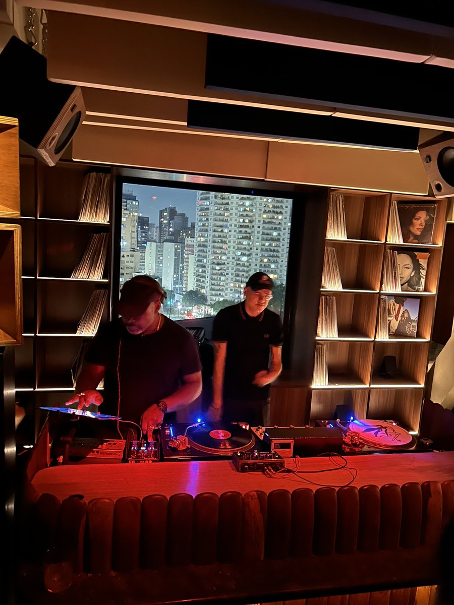 Que sets monstruosos do Gerald e do Magal no Matiz. Repertórios de gente grande, de quem realmente entende de musica. Noite para não esquecer. Queria que todos meus amigos estivessem aqui.
<a href="/guycalledgerald/">A Guy Called Gerald</a> <a href="/djmagalsp/">DJ Magal</a>