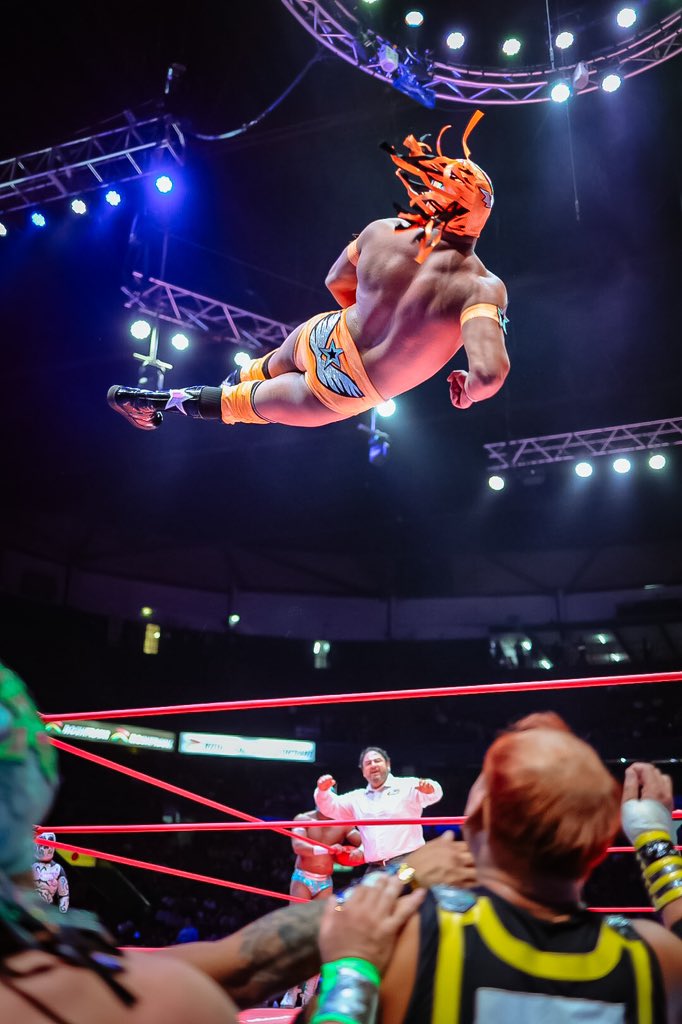 CMLL_OFICIAL tweet picture