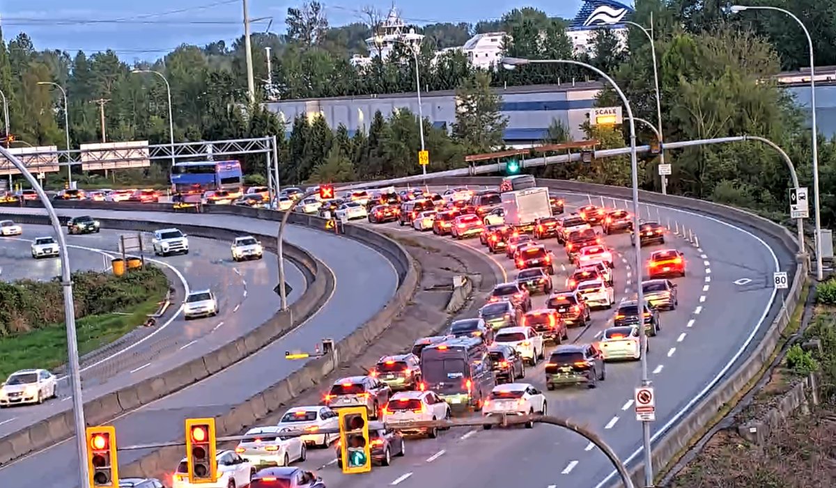 ⚠️#BCHwy99 Southbound police incident has the right lane blocked before the #MasseyTunnel. #RichmondBC #DeltaBC