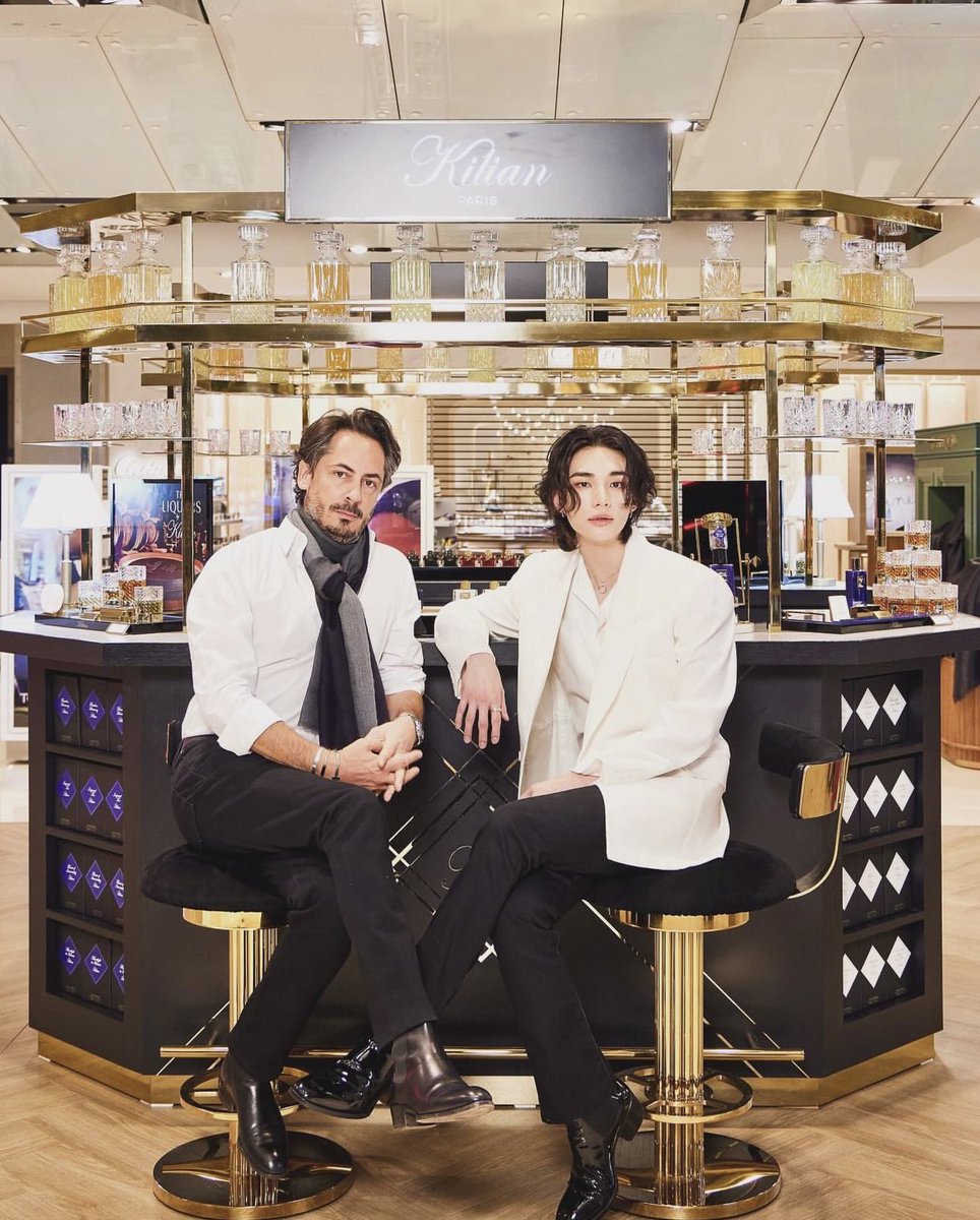 New photos of #Hyunjin and Kilian Hennessy at the Pop Up Shop on the 23rd! 

#HYUNJINxKILIANPARIS
#HyunjinAtKilianPopUp
#Hyunjin @Stray_Kids