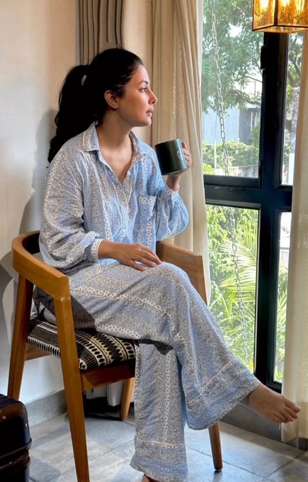 A very happy & pleasant morning @eyehinakhan  which this picture suggests enjoying the natural environment in Uttarakhand by drinking coffee or tea to relax herself during hectic schedules with one leg here & other in Chandigarh for SSNP promotions
#HinaKhan A True Hardworker