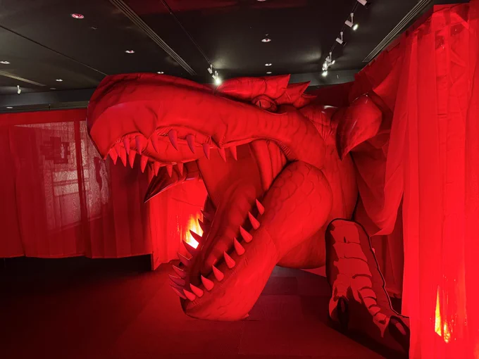 #ダンジョン飯迷宮探索展 にお邪魔してきました!特大サイズの魔物グルメの食品サンプルがあったり、大迫力のドラゴンが居て正に迷宮探索に相応しい展示  私の描いたイメージボードも一部使っていただいてます!迷ってる方は是非行ってほしい展示会です、5/6まで!