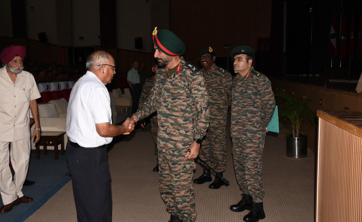 IaSouthern's tweet image. A group of 12 #WarVeterans shared their first hand  #Battlefield experiences of #1965 and #1971 operations against #PakistanArmedForces at #Panchjanaya #Bhopal.  Lt Gen Prit Pal Singh, GOC #SudarshanChakraCorps felicitated the #WarVeterans.

#LestWeForget
#SudharshanChakraCorps