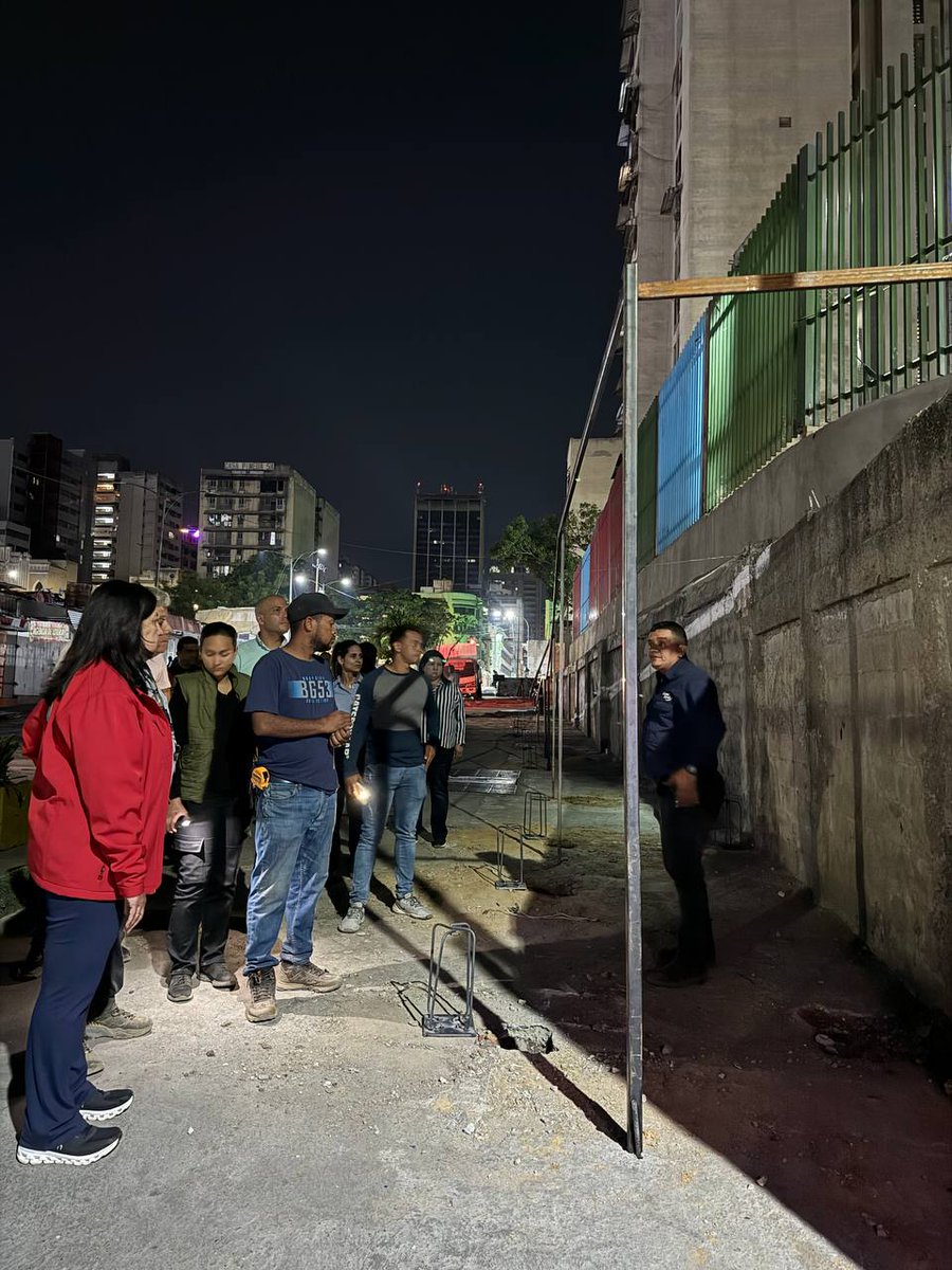 A esta hora estamos inspeccionando los avances en la construcción del Mercado Bolivariano La Hoyada, donde los equipos de la @AlcaldiaDCcs continúan trabajando día y noche para que la obra esté lista en el menor tiempo posible. #IgualdadYJusticiaSocial