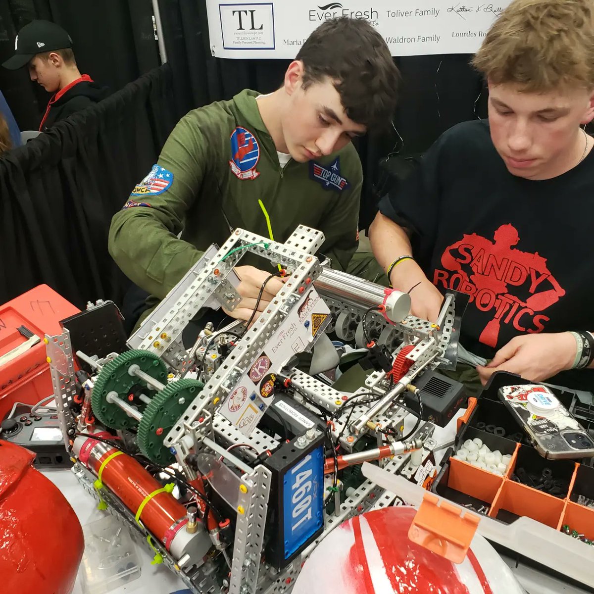 SandyVEXRobotic's tweet image. Lots of matches today!  Team had a lot of up and downs with some close matches, lots of new experiences, and a bit of fun thrown in!  Good food with the Oregon teams and then back to hotel because we are back tomorrow with 2 more matches before alliance selection! #vexworlds