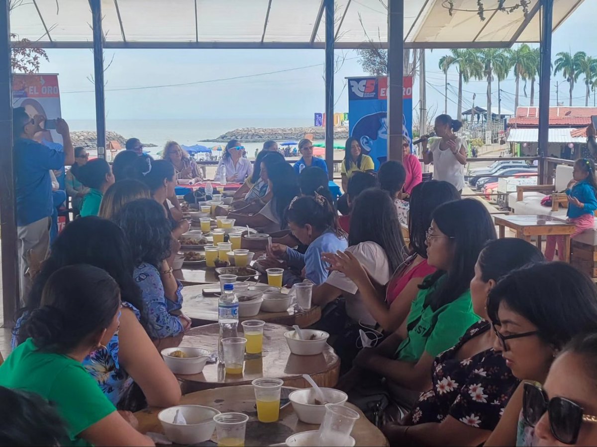 Nuestra Presidenta de RC5, @LuisaGonzalezEc dialogó con agrupaciones femeninas, compartió anécdotas y más que nada experiencias de vida. Cada día se suman más colectivos y agrupaciones en respaldo a la Revolución Ciudadana.

#LuisaEnElOro #LaPatriaNosUne #ElPoderDeLaGente