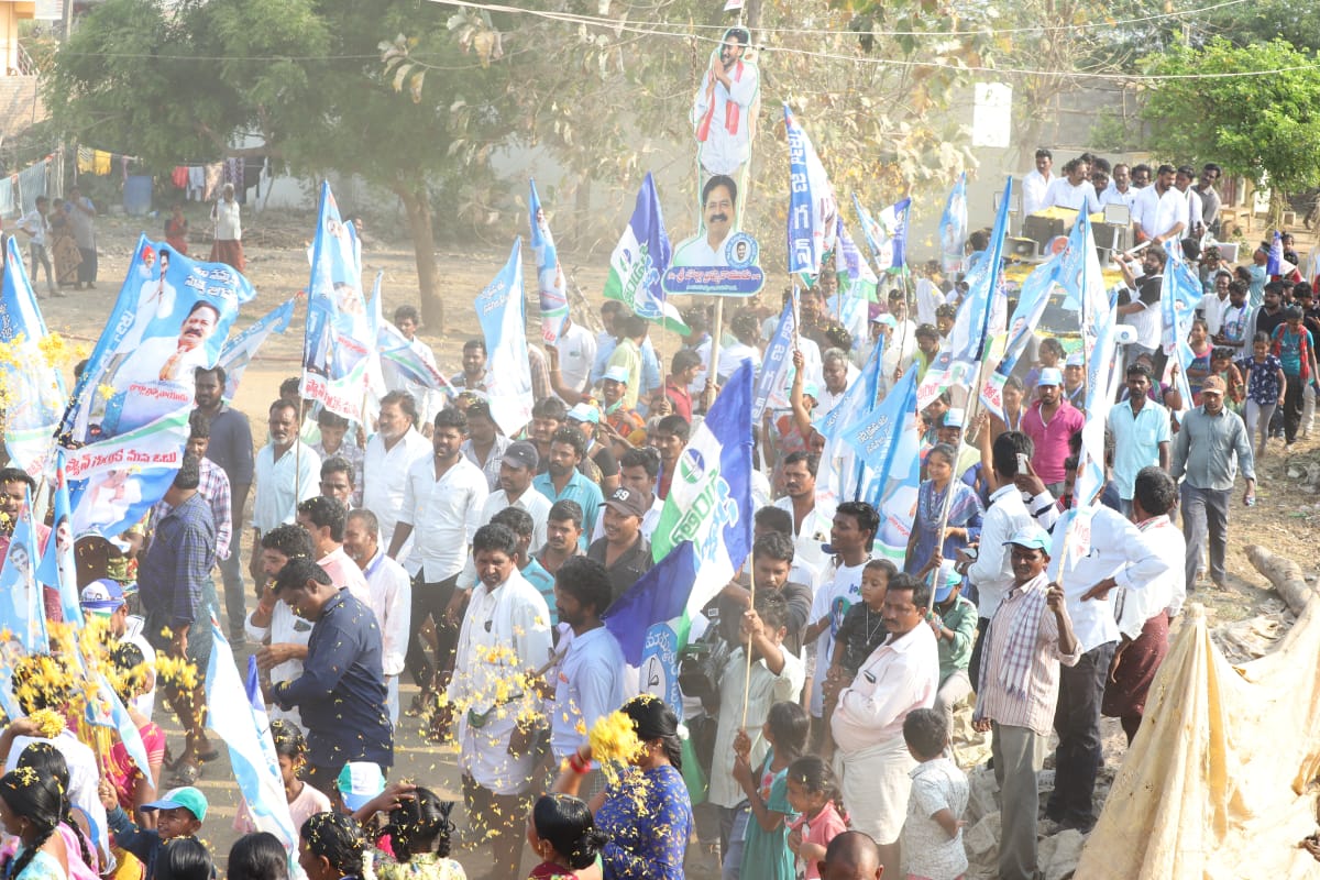 వినుకొండ నియోజకవర్గం బొల్లాపల్లి మండలం నెహ్రు నగర్ లో వినుకొండ శాసనసభ్యులు బ్రహ్మనాయుడు గారితో కలిసి ఎన్నికల ప్రచారం లో పాల్గొనడం జరిగింది. #VoteForFan #YSRCPAgain2024