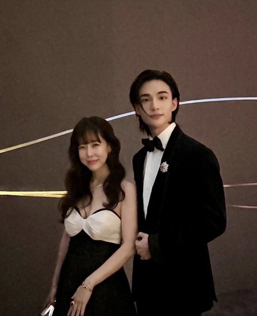 hyunjin with yoon sungwon at cartier exhibition 🖤