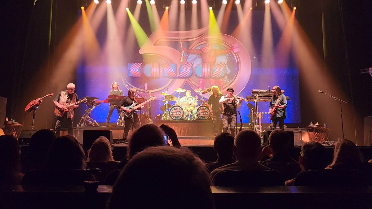 Cerulean_Stars's tweet photo. More from the Kansas concert!! It was so epic!! Thank you guys!! #kansasband https://t.co/gDWmGjC9Eo
