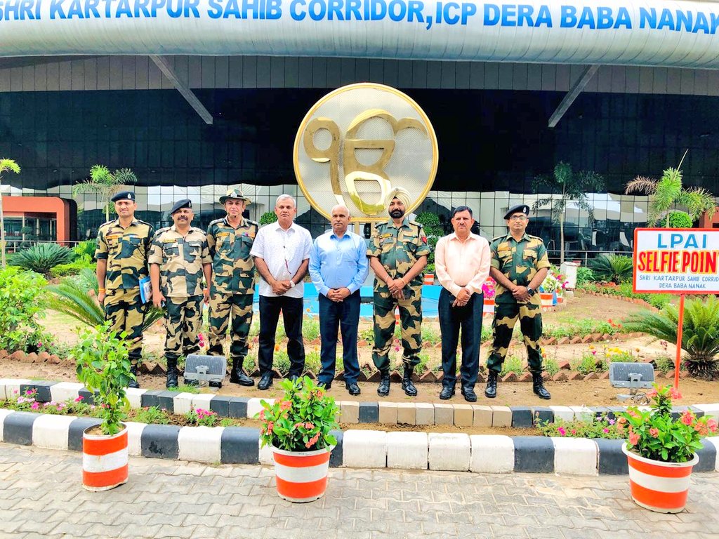 🌟DIGs Sh Omprakash Upadhay & Sh Akhilesh Kumar Vidhyarthi of @BSF_India visited Kartarpur Sahib corridor, Derababa Nanak. Received warm welcome & briefed on Land Port activities by Comdt 24 BN BSF & LPAI Manager. Strengthening ties and enhancing border management! 🇮🇳