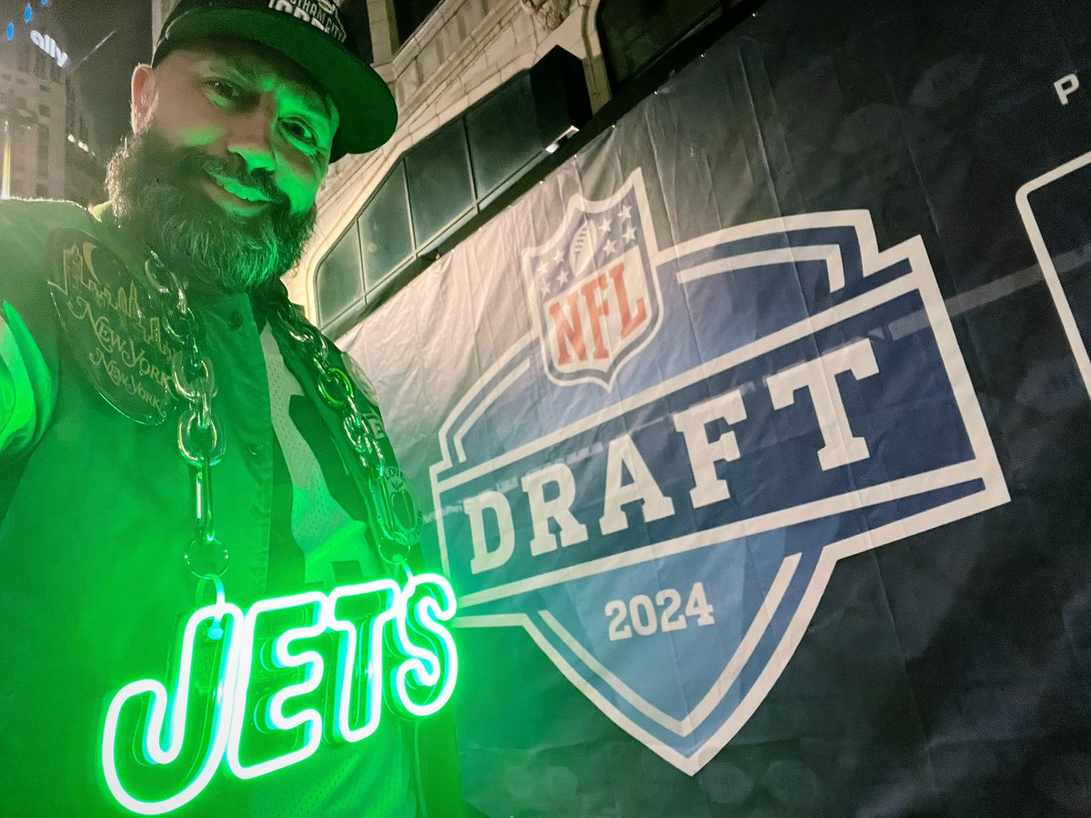 AND that’s a wrap for our trip out to Detroit.  Hope we made fellow #Jets fans proud.. 6am flight home 

J-E-T-S Jets Jets Jets 

#NFLDraft #Detroit #WeTheFans #JetsFans #Football #TakeFlight #JetUp #JetsNation #nyjets #NewYorkJets