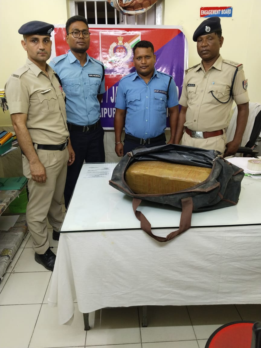 On 26.04.2024, RPF/Jalpaiguri Road along with GRPs/NMX detected 01 packet of Ganja weighing is 01.900 kg as unclaimed from PF No.1 of Jalpaiguri Road station and handed over its to GRP/New Moynaguri for further legal action. @drm_apdj @RPF_INDIA @RPF_NFR #Narcos