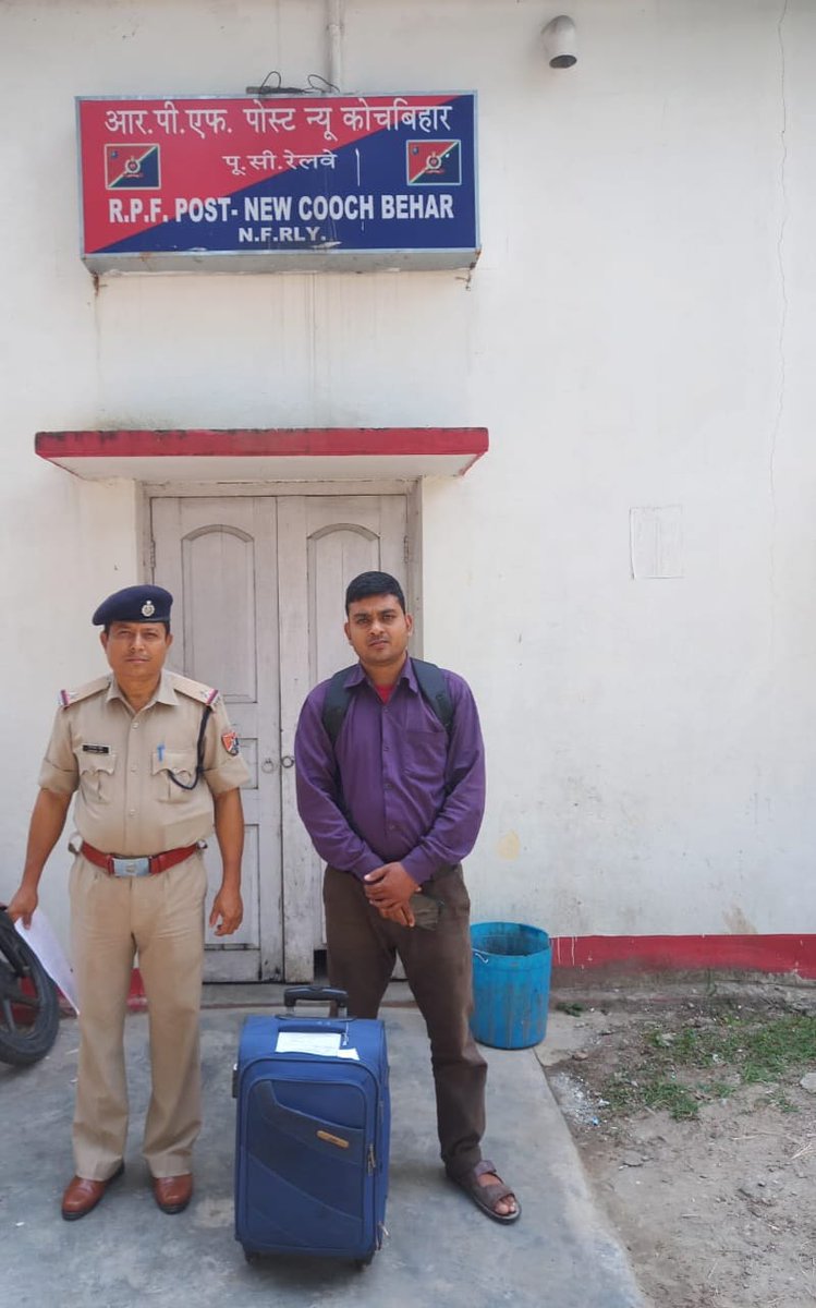 On 22.04.2024, RPF New Coochbehar recovered one left behind Trolley bag from Train No. 15959 Up and on 26.04.2024 the same handed over to its actual owner. @drm_apdj @RPF_NFR1 @RPF_INDIA #OperationAmanat