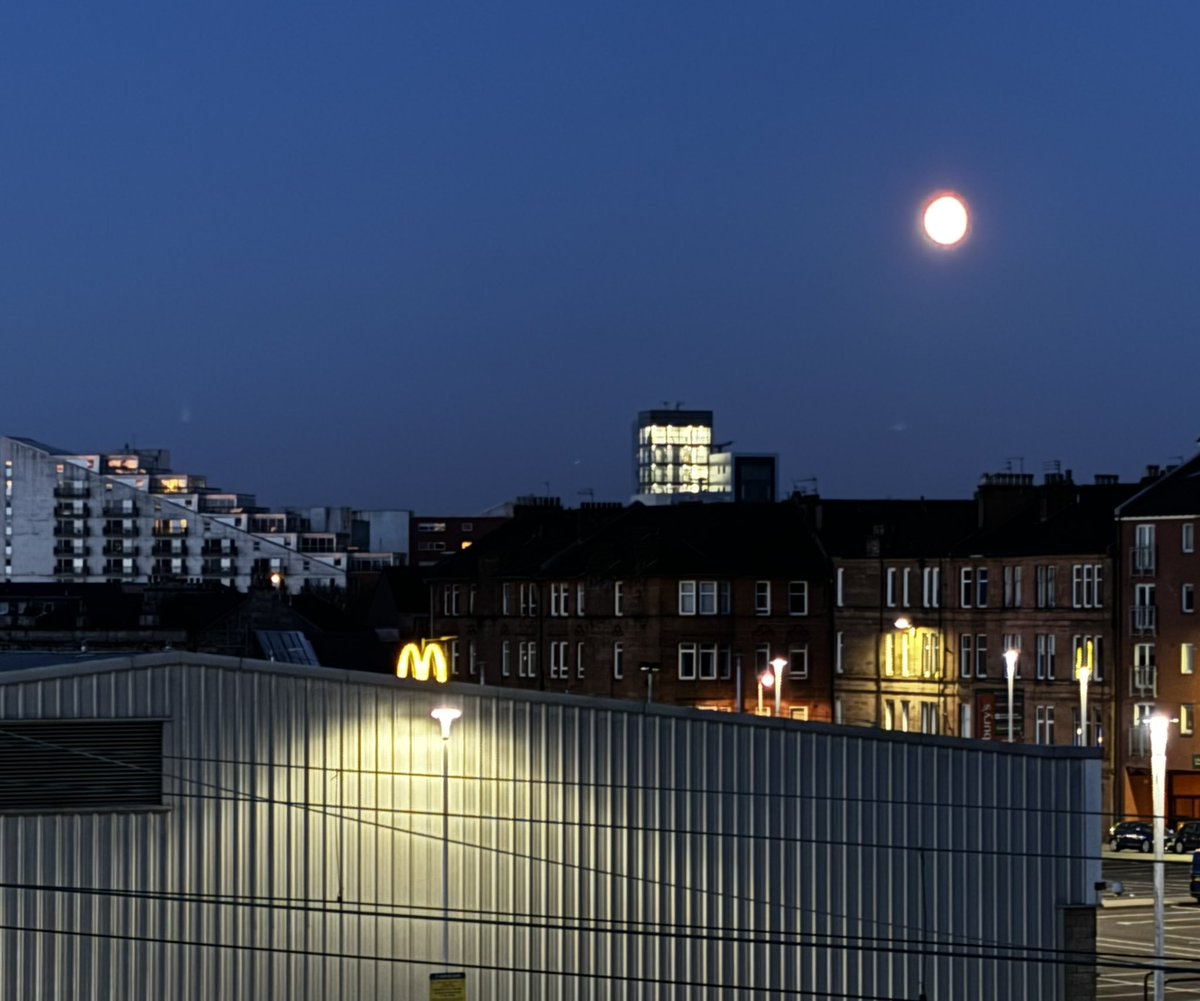 A very urban morning moon 🌙 #Glasgow 🥱