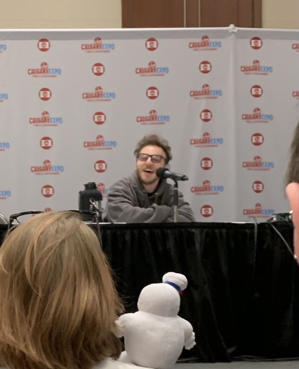 I think the funniest thing I heard at @kellengoff’s panel today, was the fact that we almost had a German Funtime Freddy. ALMOST xD Honestly, though what a sweetheart! 🩵 So relatable and kind!