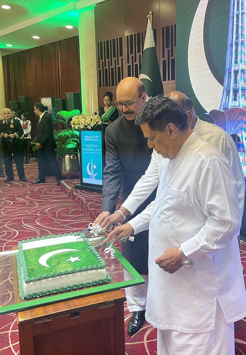 Amongst the the galaxy of 64 ambassadors and 60 diplomatic missions, Pakistan’s day was celebrated in Colombo by Pakistan embassy, Major General Faheem Ul Aziz The ambassador of Pakistan “ cut the cake. May the honour of Pakistan 🇵🇰 be highly recognised among the world.