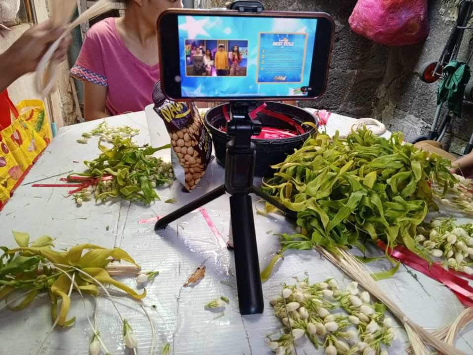 wewemmendoza's tweet image. Sabadoo na. Sampaguita while watching @itsShowtimeNa #ShowtimeCheckNaCheck #Showtime #WeGotChiuShowtime
