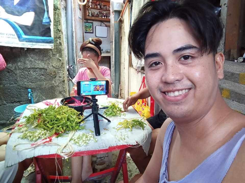 wewemmendoza's tweet image. Sabadoo na. Sampaguita while watching @itsShowtimeNa #ShowtimeCheckNaCheck #Showtime #WeGotChiuShowtime