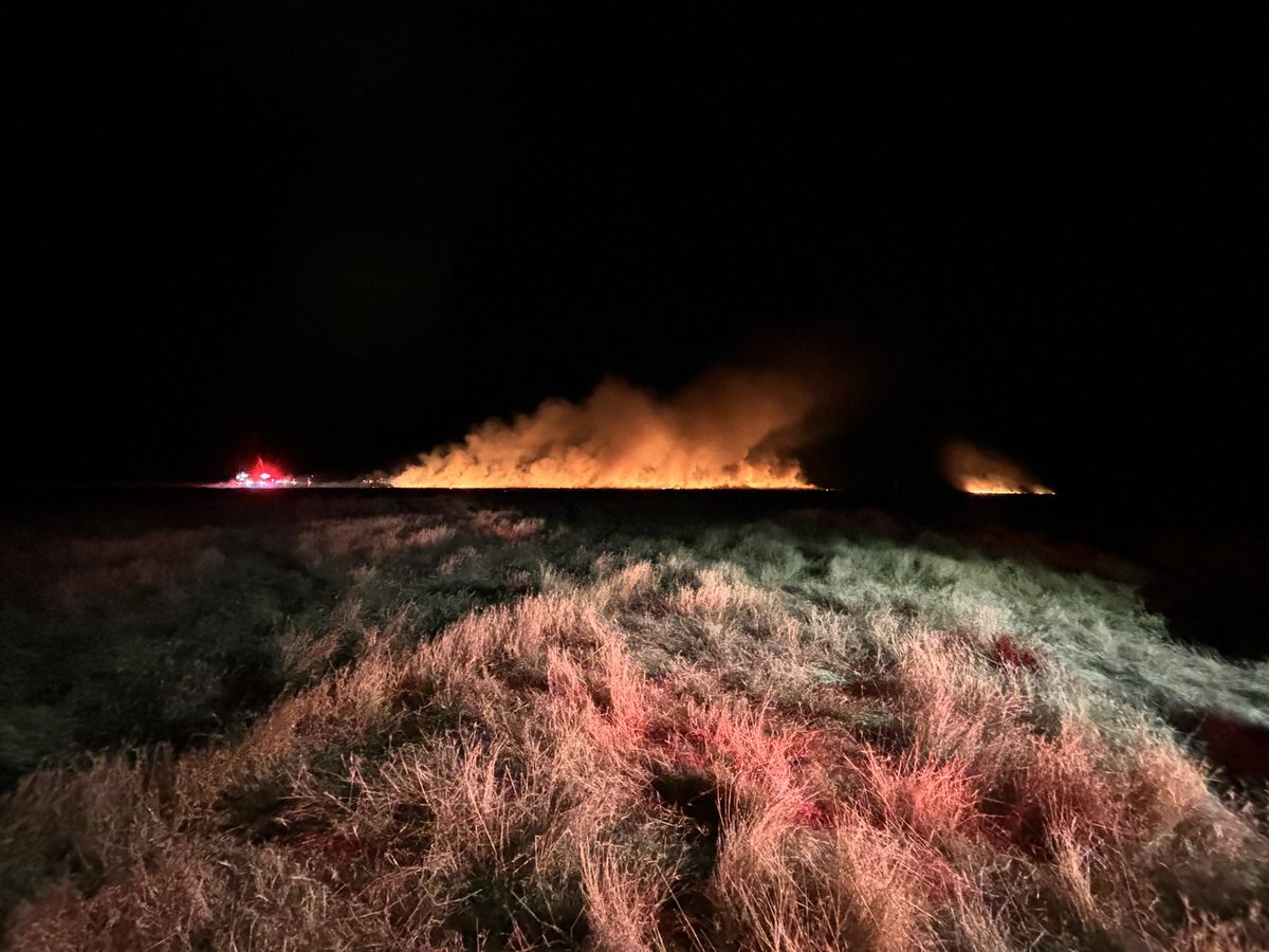 #RefugeIncident Firefighters have contained a fast moving grass fire on San Benito and Panoche Road, south of Mendota. Fire is over 400 acres and is located in the LRA. No homes threatened, no injuries, fire cause under investigation.