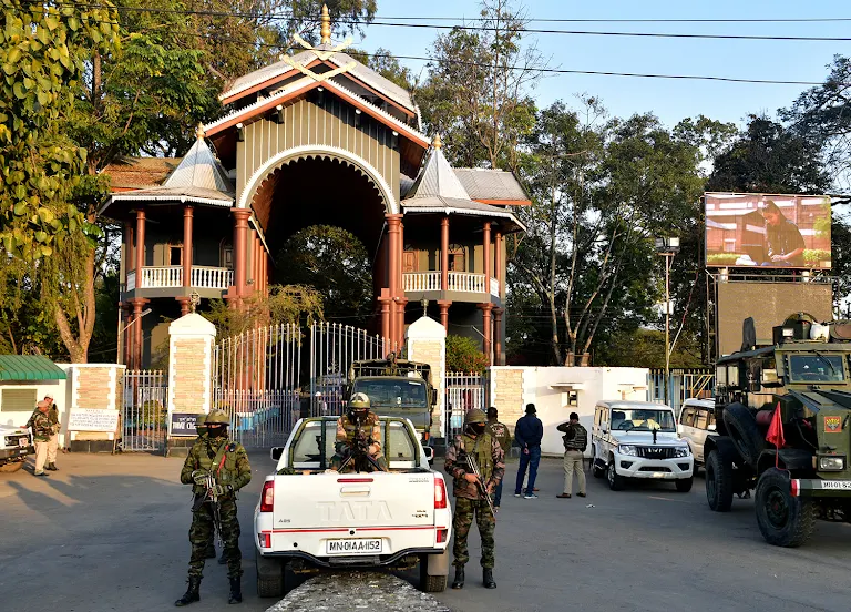 The scene outside the Kangla Fort in Imphal on 23 January 2024. The central forces protecting the fort disappeared from the site overnight before the Arambai Tenggol administered an oath to legislators the next day. @jeegujja reports from #Manipur. caravanmagazine.in/conflict/biren…