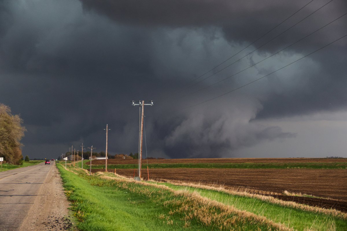 JP_Photos's tweet photo. Here is the violent #tornado I saw today in Iowa. It got over a half mile wide at one point! I will post videos of this tornado this weekend. An amazing storm chasing day out in #tornadoalley! Can't wait for tomorrows #storms! @weatherchannel https://t.co/oAFSqK0M2r