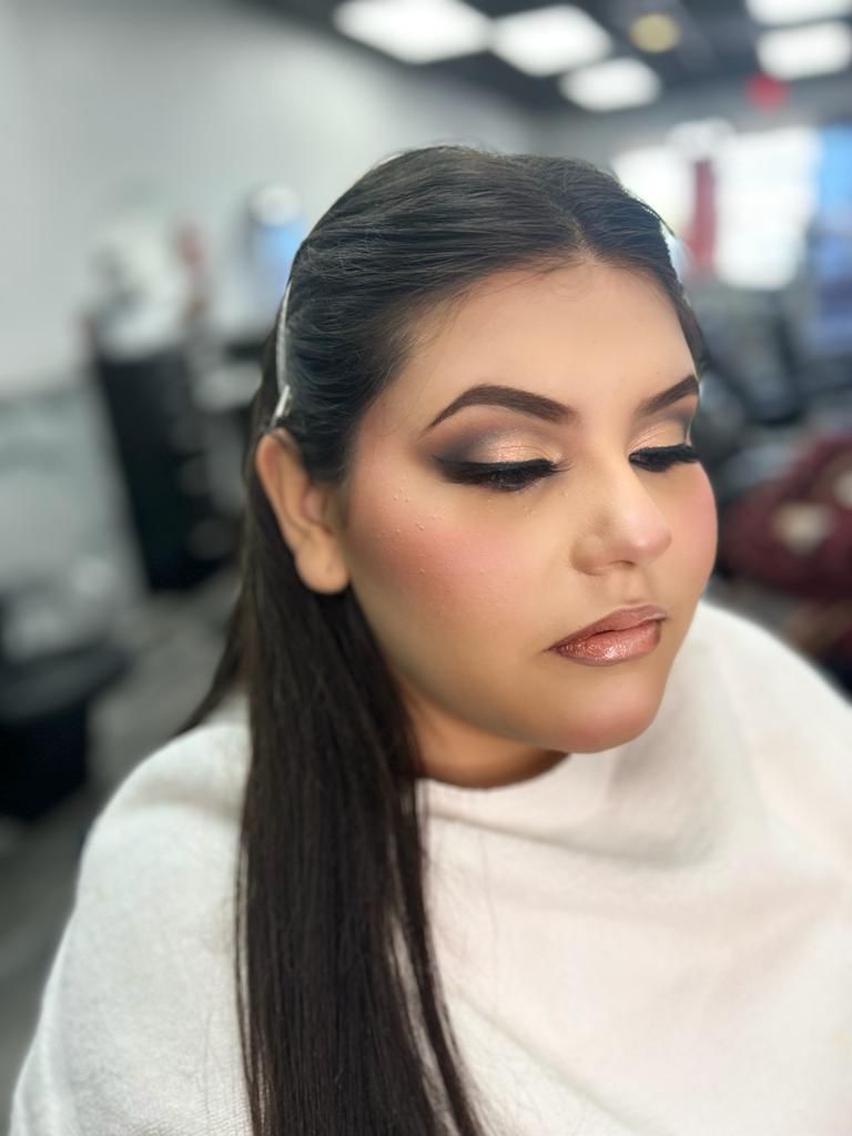 #Maquillaje para quinceañera By @hector_marz 💄🪞✨
@StravaganzzaHAIR #Quinceañera #Belleza #Makeup #Peluquería #MesaAZ #StravaganzzaHair

¡Brilla como nunca en tu gran día! 😍
Agenda tu Cita: 🌸 
(480) -844 -4081 (llamadas)
(480)-669-3756 (mensajes de texto)