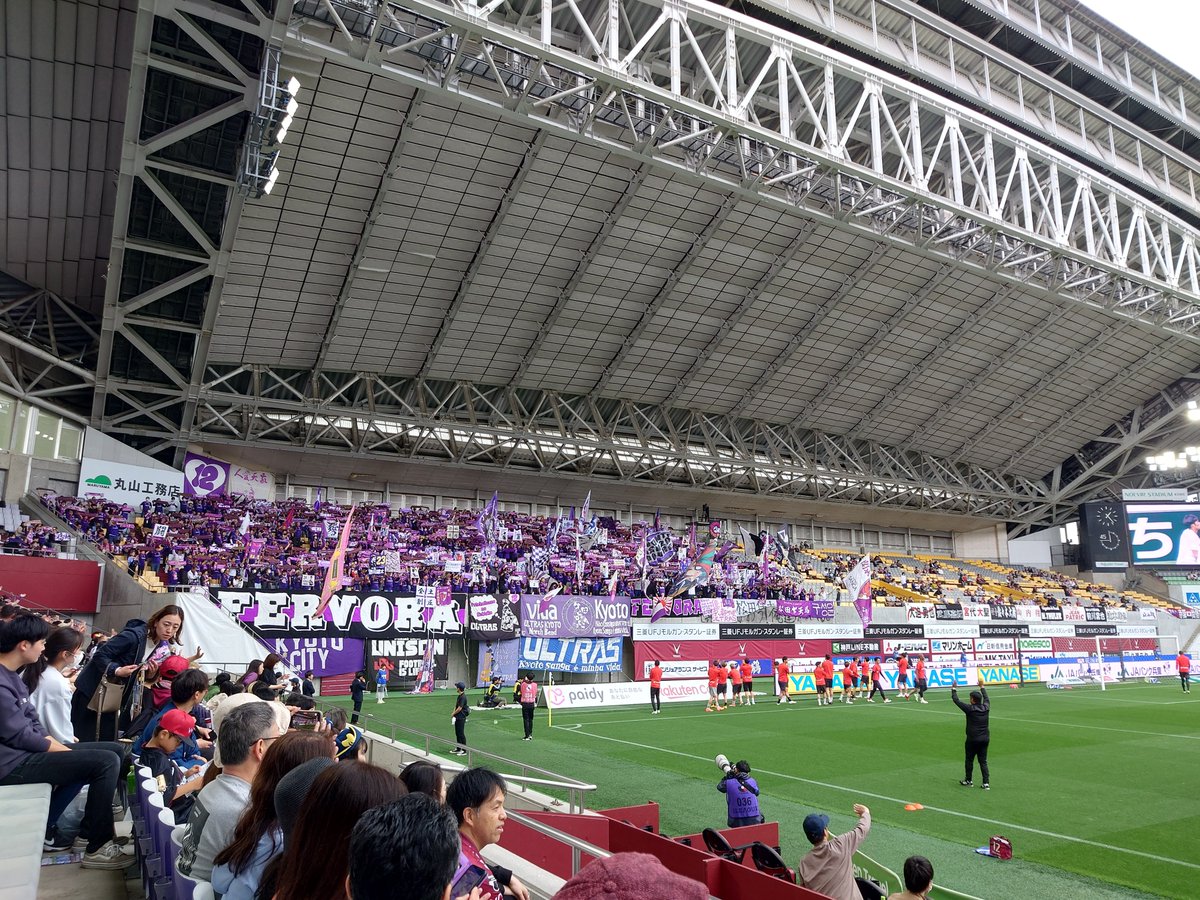 神戸三木谷スタジアムにやってきました神戸京都の地味関西ダービーですが両サポーターはアツくチームを後押し
とんでもなく観やすいです