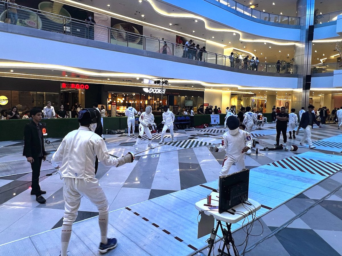 Experience a weekend packed with fencing action at the #CityOfFirsts! 🤺🏆 Catch the Junior & Cadet Fencing Championship by Philippine Fencing Association today until tomorrow at 📍Quantum Skyview, Upper Ground B, Gateway Mall 2! 🤩 #GatewayMall2 #CityOfFirsts #AranetaCity