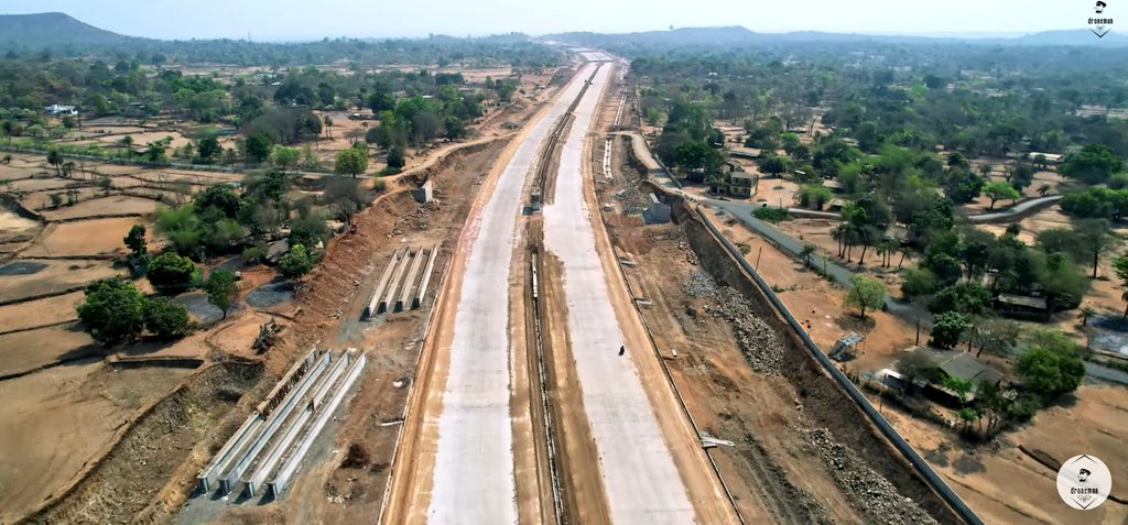 Delhi-Mumbai Expressway Package 11 update from #Maharashtra Work on this package is going on at a really good pace with PQC completed on majority of the section. PC: @dronemanYT @mieknathshinde