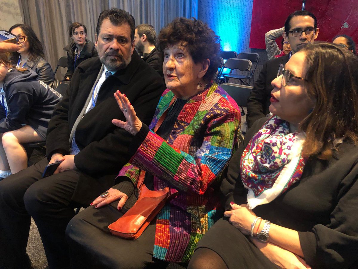 Félicitations @Margo_Glantz! La gran escritora mexicana recibió esta noche el prestigioso premio del Festival Internacional de Literatura Metrópolis Azul @Metropolisbleu en #Montréal. Este festival cumple 28 años de celebrarse y promover el multilingüismo @IngridBee