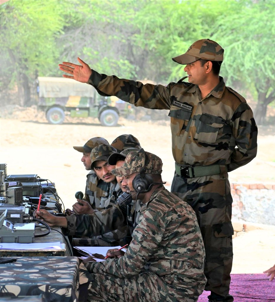 #SaptaShaktiCommand के #DotOnTgt डिवीजन ने एकीकृत आक्रामक अभियानों को निष्पादित करने में कॉम्बैट टीम कमांडरों को प्रशिक्षित करने के लिए अभ्यास #RUDRASANCHAR का आयोजन किया, जिससे युद्ध के जमीनी और हवाई सैन्य बलों के बीच तालमेल बढ़ा। #IndianArmy 🇮🇳 #TrainingTogether…