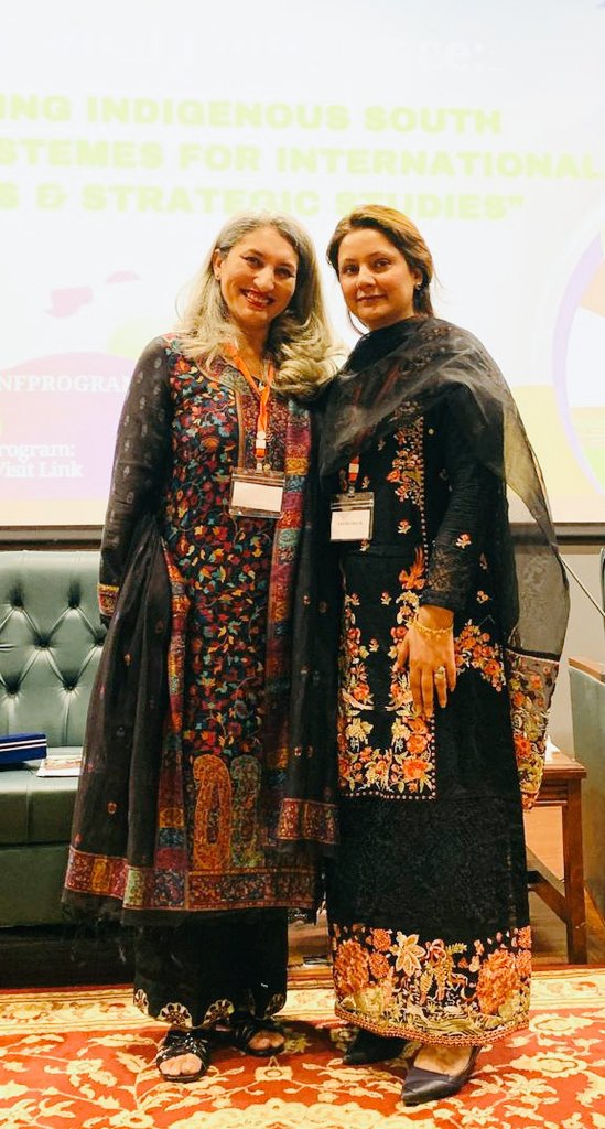 With a strong and beautiful woman Dr. @smalik480 from Strategic Studies in Pakistan. She suggested reviving the study communes to re-open the dialogue platforms in #SouthAsia at #FASSINTCONF24. Thank you @FES_PAK for arranging these enriching meet ups.