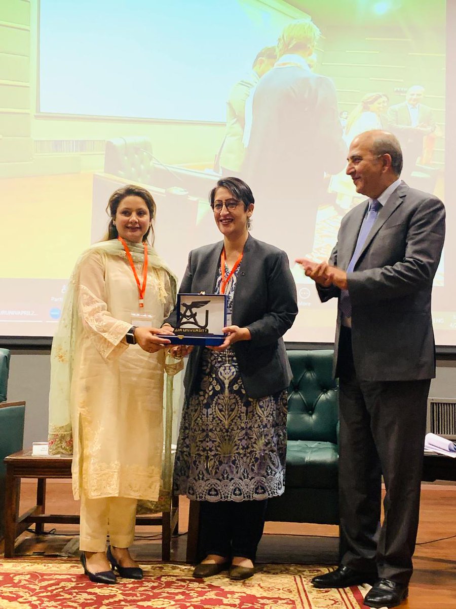 Receiving my souvenir from Dr. @Rabs_AA who is an inspiration for many and outlined the Cold War epistemes of Strategic Studies in an extensive manner at #FASSINTCONF24 with @FES_PAK