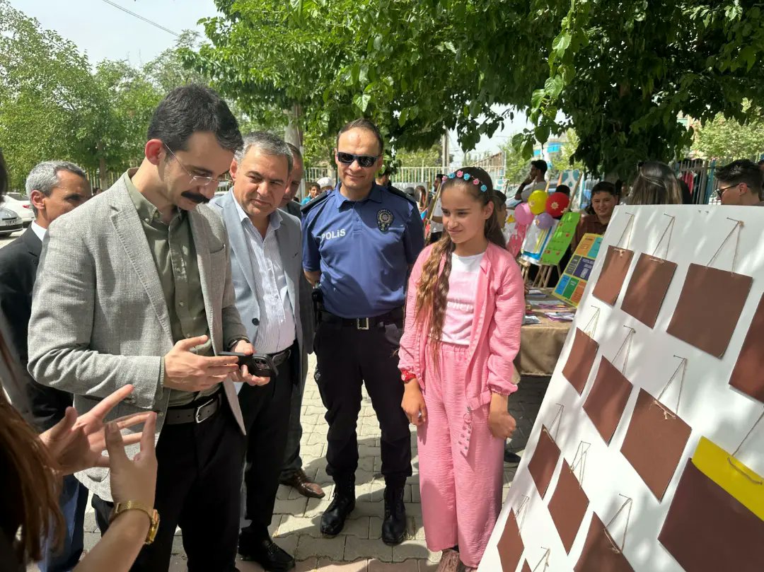 ‘Dilimizin Zenginlikler’ projesi kapsamında Akçakale Öğretmenevinde Dilimizin Zenginlikleri Şenliği gerçekleşmiştir. Şenlikte proje kapsamında okullarımız tarafından hazırlanan Materyaller, Şiirler ve çeşitli etkinlikler yer almıştır.