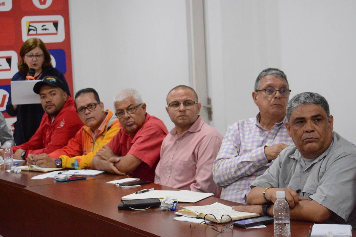 #26Abr Celebramos una nueva reunión semanal del Equipo Político Estadal del Partido Socialista Unido de Venezuela @partidopsuv en Lara, con la presencia de los alcaldes y alcaldesa bolivariana, responsables de las distintas comisiones que conforman el Buró del PSUV Lara y los…