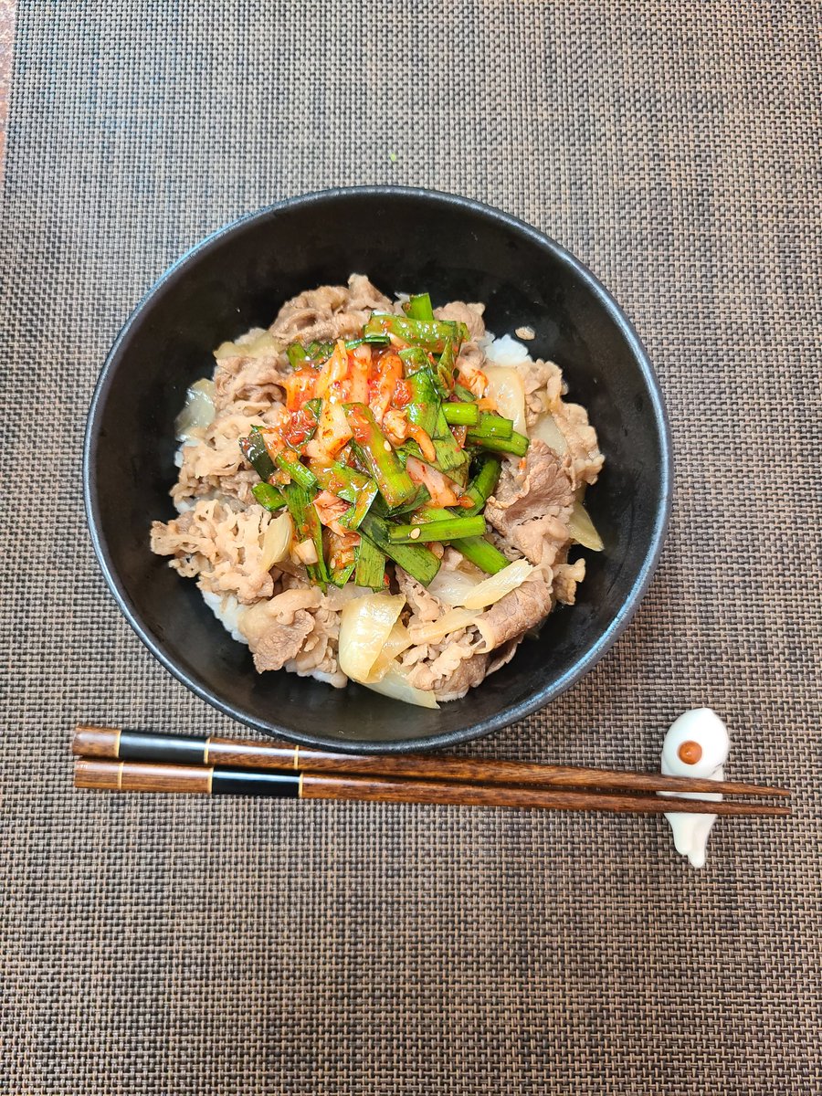 お昼ご飯です🍚
ニラキムチ牛丼です🐮
美味かったです😋
 #お昼ごはん
 #おうちごはん