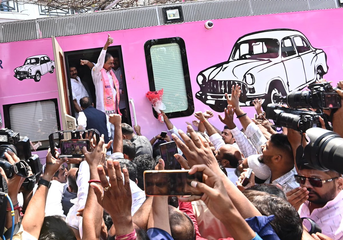 BRS President KCR‘s 17 days Roadshows.. day by day exclusive thread (In Pictures)👇👇 Day 01 #KCRBusYatra #KCRPoruBaata #KCRRoadShow #KCRForTelangana (1/N)