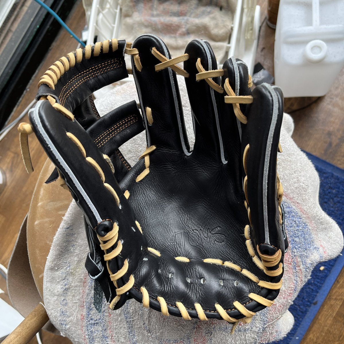 lonestar_glove tweet picture