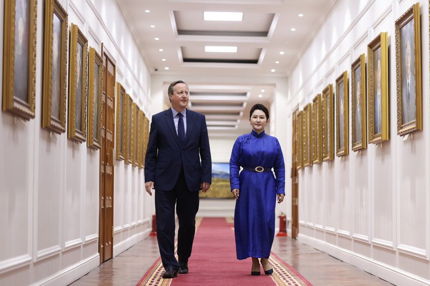 МАН-ынхан Батцэцэг сайдыг жагсаалтынхаа 1-т бичих хэрэгтэй💯🫶🏻 Ингэж сайн ажиллаж бсн эмэгтэй улс төрч, эмэгтэй сайдыг мэдэх ч гүй юм бн......Ягд бусад эмэгтэй улс төрчид нь энэ хүнээс суралцаж, үлгэр дуурайлал авч ажлыг ажил шиг хийж болдоггүй юм бол!!!! Нүүр ам бие хаагаа